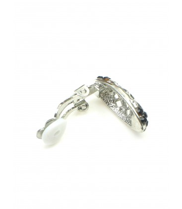 Zilverkleurige oorclips met kleine zwarte strass steentjes