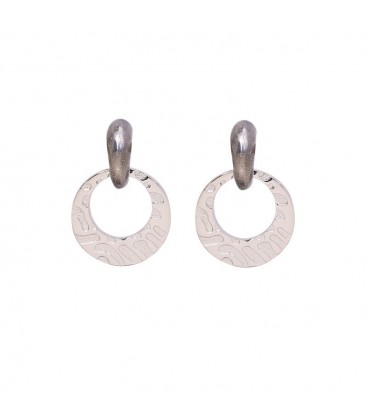 Grijs met zilverkleurige oorbellen met ronde hanger