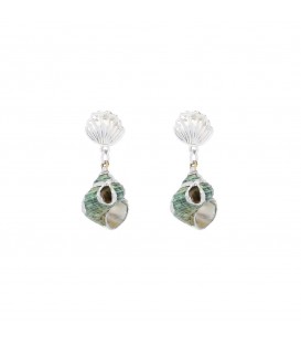 Zilverkleurige oorbellen met een mooie groene schelpen hanger