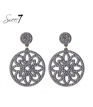 Grijze oorbellen met een open hanger en strass steentjes