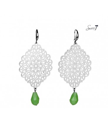 Oorbellen in zilverkleur met een mooie hanger en een groene kralen