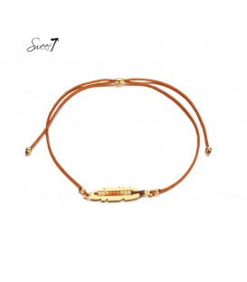 kastanjebruine elastische armband met goudkleurige detail met kleine kraaltjes