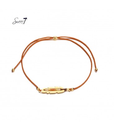 Kastanjebruine elastische armband met goudkleurige detail met kleine kraaltjes