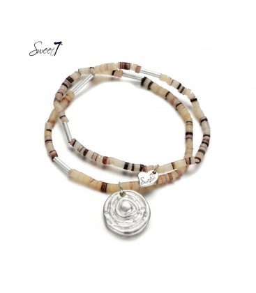 Elastische armband met zilverkleurige schelp bedel