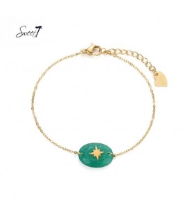 goudkleurig armbandje met groene steen met een ster