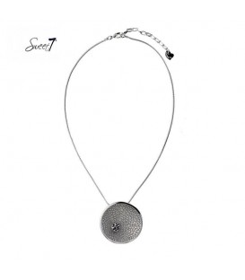 Zilverkleurige dunne ketting met een grote ronde bedel