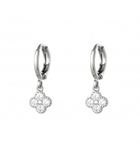 Zilverkleurige oorringen met een bloemen hanger