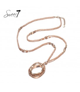 Lange ketting met naturelkleurige kralen met ronde hanger met steentjes