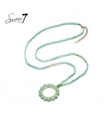 Lange ketting van groene kraaltjes met een ronde hanger met bloemen