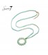 Lange ketting van groene kraaltjes met een ronde hanger met bloemen