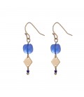 Trendy blauwe gold plated oorhangers met een ruitvormige bedel