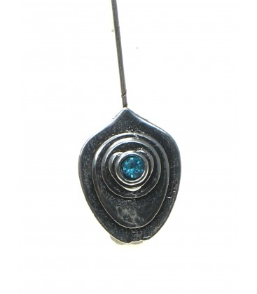Zilverkleurige oorhanger met hanger in bladvorm en helder blauw strass steentje