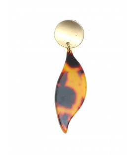 Bruine oorclips met bladvormige hanger en goudkleurig klemmetje