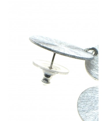 Zilverkleurige oorbellen met een hanger in de vorm van een bloem
