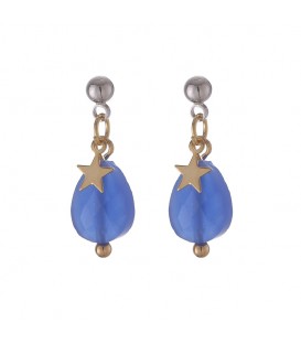 Goudkleurige oorbellen met blauwe hanger en sterretje en een zilverkleurig oorknopje