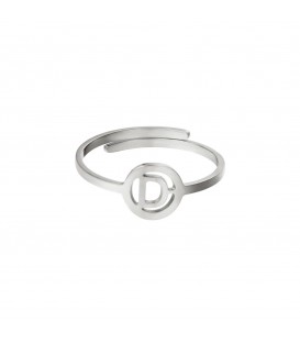 Zilverkleurige ring met initiaal D in cirkel