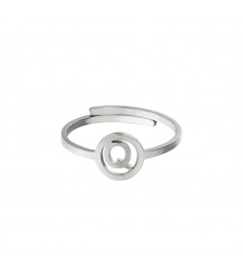 Zilverkleurige ring met initiaal Q in cirkel
