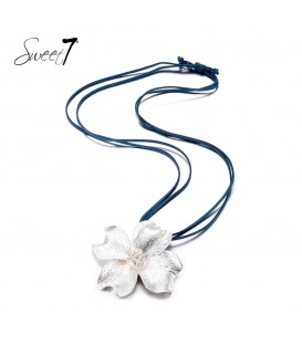 blauwe koord lange halsketting met een mooie bloemen hanger