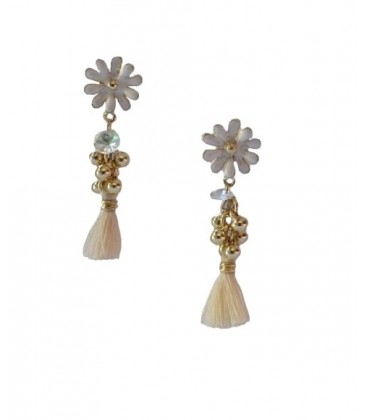 Witte bloemen oorhangers met goudkleurige bolletjes en kwast