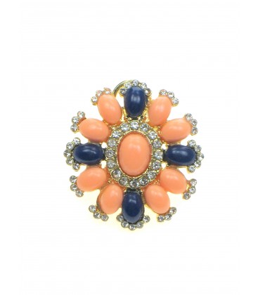 Ronde zalmroze met blauwe oorbellen in goudkleurige zetting