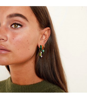 Groene oorringen met als hanger een groen steentje