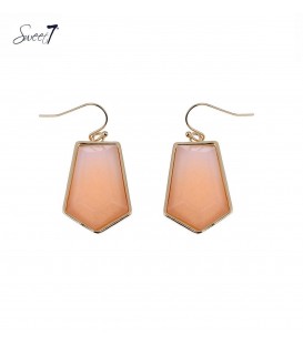 Zalm roze oorhangers met een goudkleurige rand