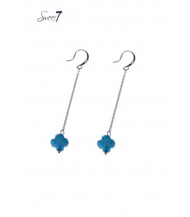 zilverkleurige oorhangers met een blauw klavertje vier