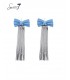 blauwe strik oorbellen met zilverkleurige strengen