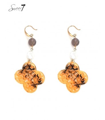 Bruine resin oorhangers met 2 kralen