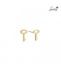 Goudkleurige oorbellen in de vorm van een sleutel