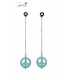 zilverkleurige oorhangers met een dun kettingkje en een turquoise peace hanger