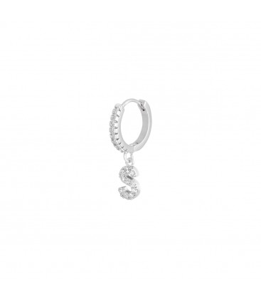 Zilverkleurige oorbel met steentjes en hanger met de letter S