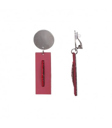 Donkerrode oorclips met rechthoekige hanger en gunblack clip