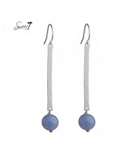 Zilverkleurige oorhangers met een licht blauwe kraal