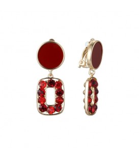 Goudkleurige oorclips met rode strass steentjes in de hanger en een rood oorstukje