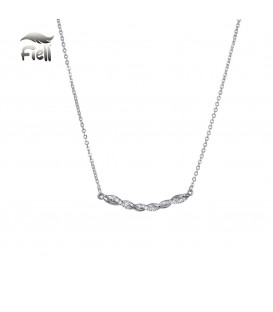 zilverkleurige halsketting met een gedraaide hanger en zirconia steentjes