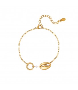 goudkleurige armband met een cirkel en schelpbedeltje