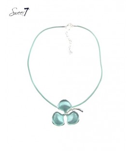Mint groene halsketting met een hanger als een bloem