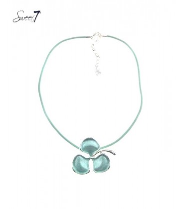 Mint groene halsketting met een hanger als een bloem