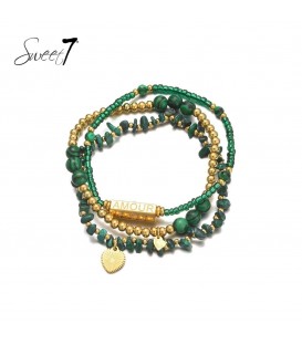 groene armband met meerdere strengen en goudkleurige bedels