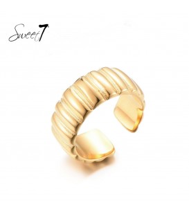 goudkleurige ring met mooie streep motief