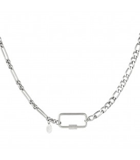 zilverkleurige halsketting met verschillende schakels en rechthoekige sluiting