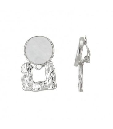 Zilverkleurige oorclip met vierkante zilverkleur hanger en witte inleg