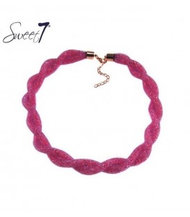 Roze gedraaide halsketting van glassteentjes in een mesh