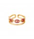 Goudkleurige ring vergrendeld met rode zirkoon steentjes