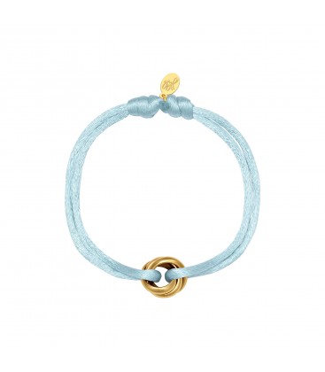 Lichtblauwe armband met satijnen koord en goudkleurige bedel