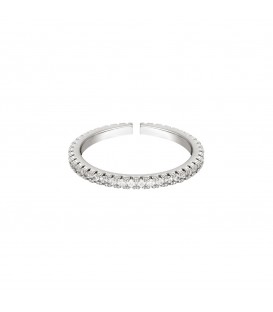 zilverkleurige ring met een rij van kleine witte zirkoonsteentjes