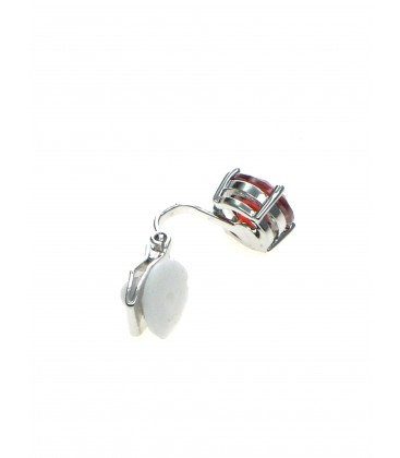 Oorclips met helder rode Zirconia strass steen in zilverkleurige zetting