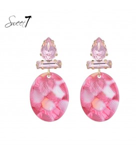 roze gekleurde oorhangers met twee glas steentjes