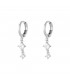 zilverkleurige oorbellen met een hanger met twee steentjes